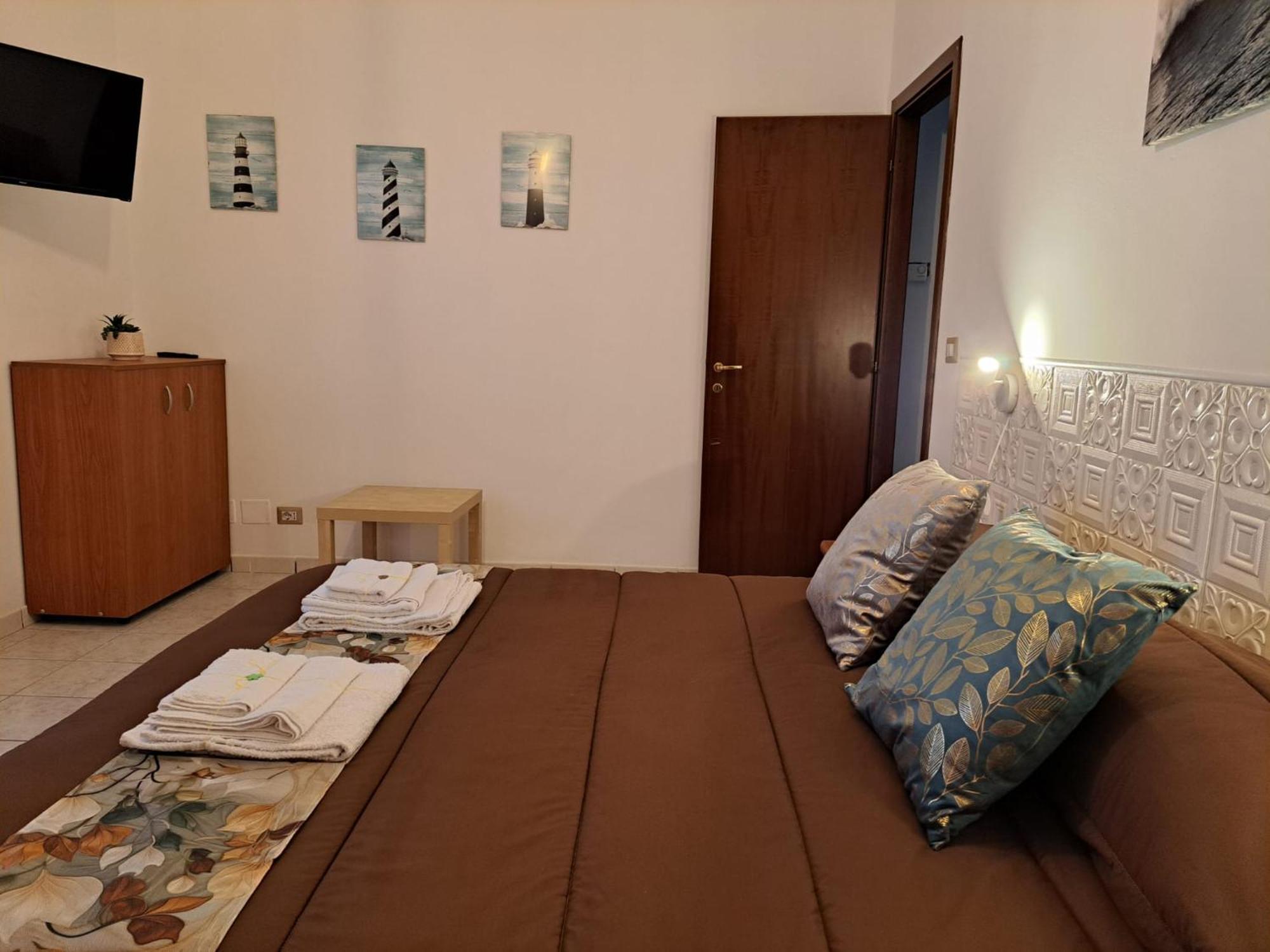 Holidays At The Dock - Airport Apartment *