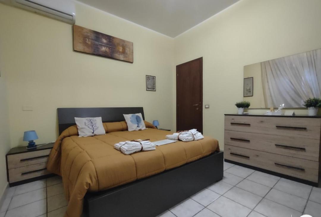 Holidays At The Dock - Airport Apartment