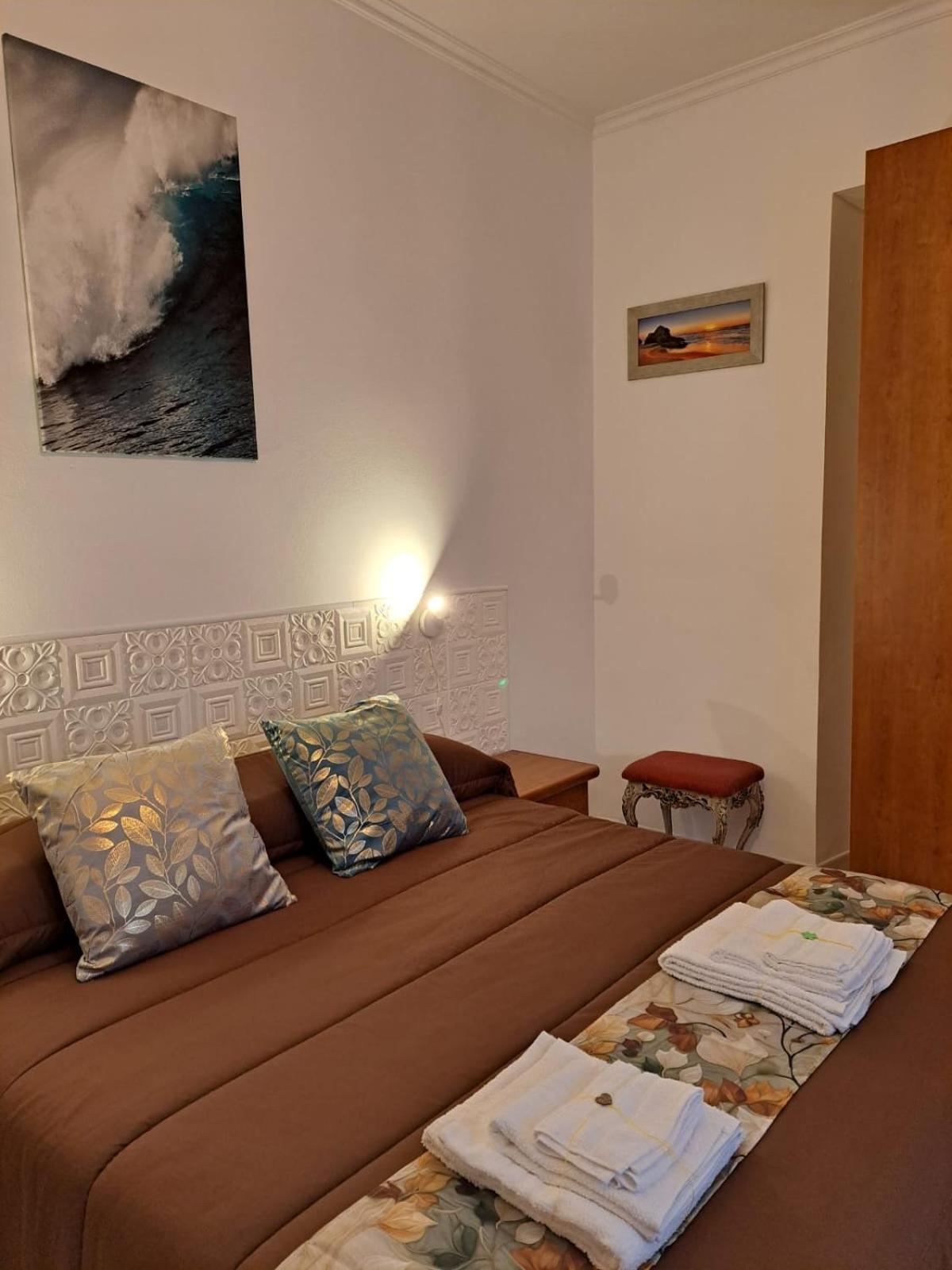 Holidays At The Dock - Airport Apartment